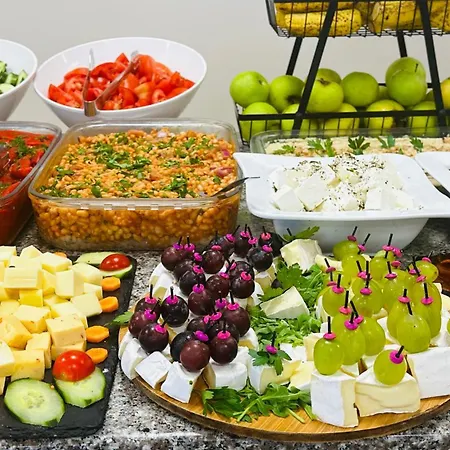 Queen Nelly Primorszko