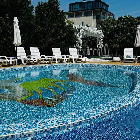 Хотел Queen Nelly 4*